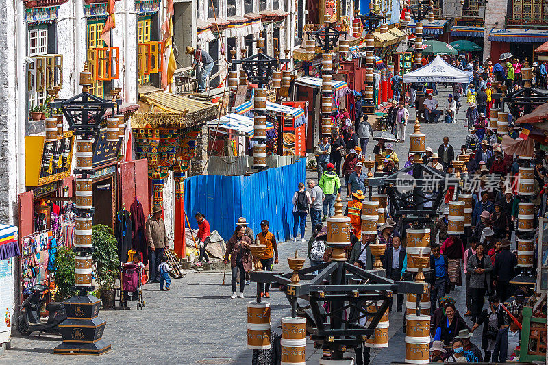 拥挤的八廓街(西藏/中国拉萨)